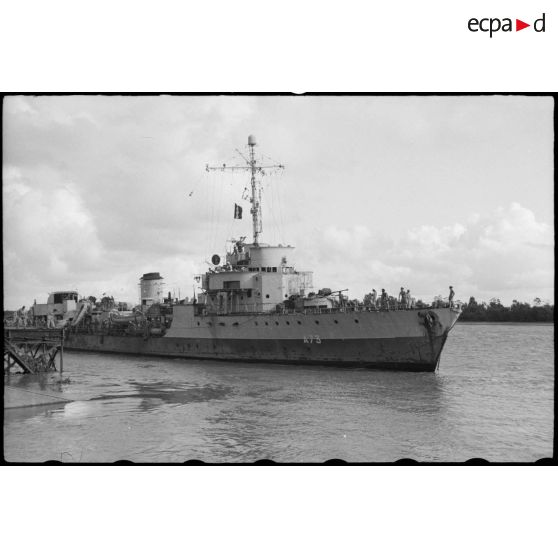 L'aviso dragueur "Annamite" revenant d'expédition, au port de My Tho.