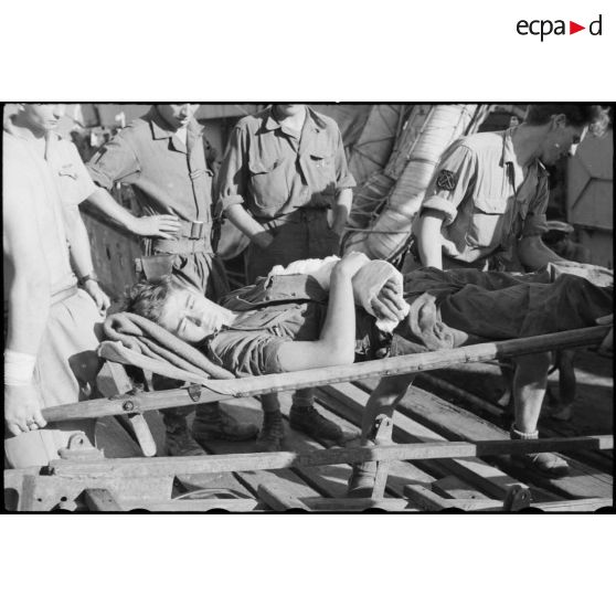 Évacuation sanitaire d'un blessé français à Vinh Long.