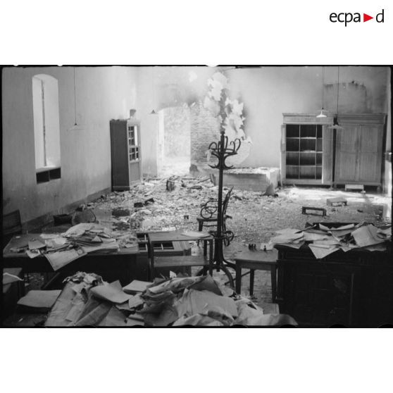 Etat d'un bureau après un sabotage à Vinh Long.