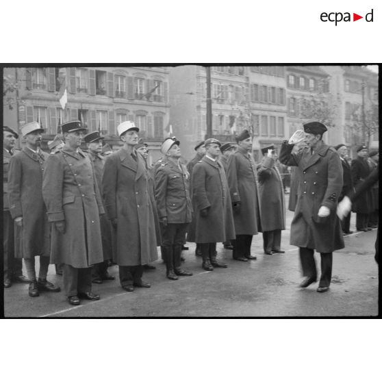 Le général Touzet du Vigier passe en revue les anciens combattants.