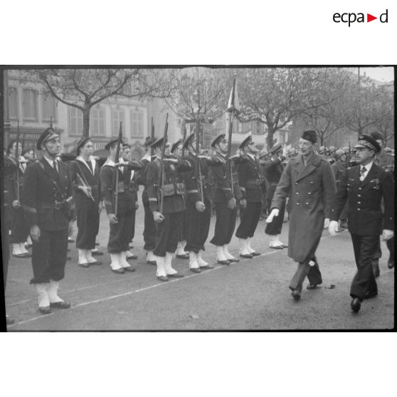 Revue des troupes de Marine par le général Touzet du Vigier, accompagné du général Corniglion-Molinier.