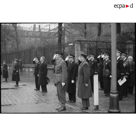 Les autorités pendant l'hymne national.