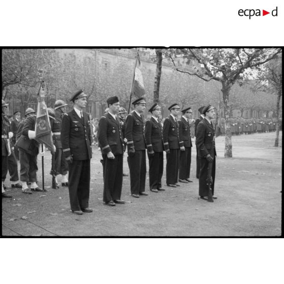 Les sept officiers et le fanion du groupe "Alsace" décorés pour leurs faits d'armes.