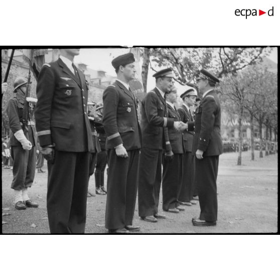Le général Corniglion-Molinier félicite le capitaine Rosse.
