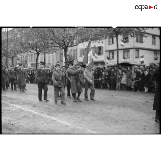 Défilé du drapeau des anciens combattants.