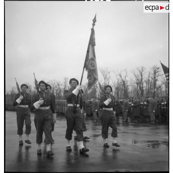 Défilé de la garde au drapeau d'un régiment non identifié.