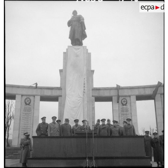 La tribune officielle des généraux alliés à Berlin.
