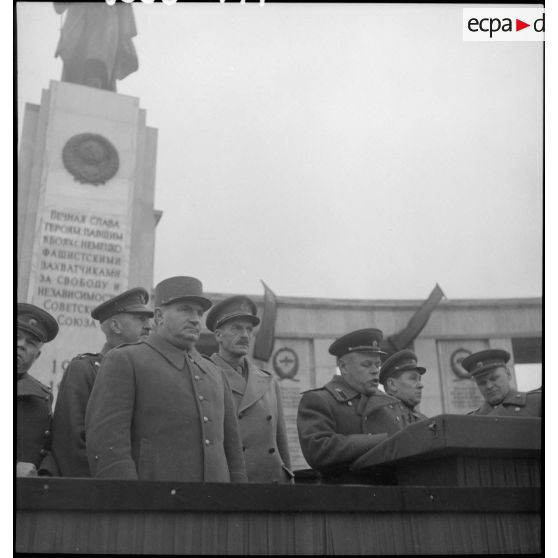 Le général Joffre de Beauchesne pendant une allouction du maréchal Joukov.