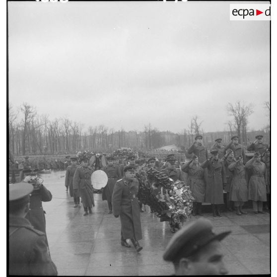 Cérémonie de dépôt de gerbe.