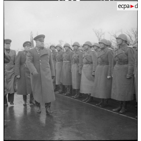 Revue des troupes par le maréchal Joukov.