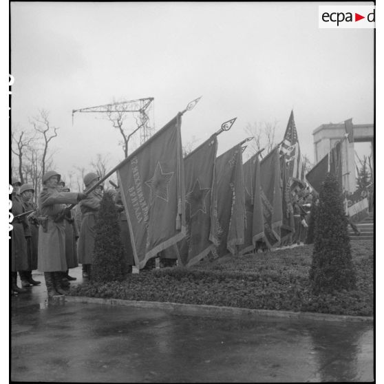 Porte-drapeau de régiments soviétiques.
