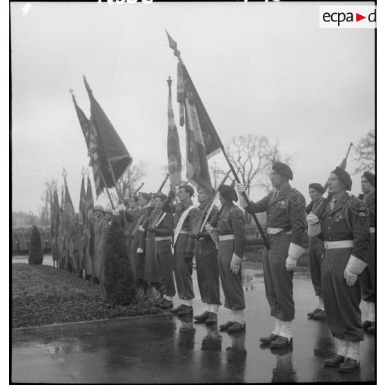 Porte-drapeau de régiments de l'armée française.