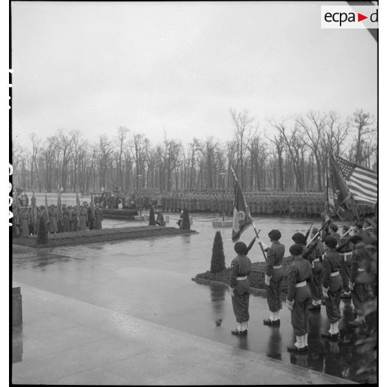 Vue d'ensemble des troupes françaises et soviétiques réunies pour la cérémonie du 11 novembre 1945.