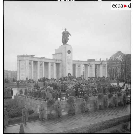 Vue d'ensemble de la cérémonie du 11 novembre 1945 au monument aux morts soviétique à Berlin.