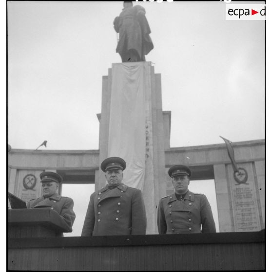 Trois officiers soviétiques dans la tribune à Berlin.