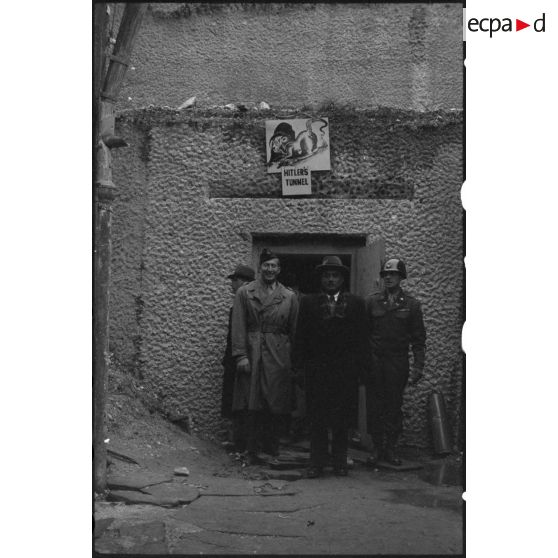 Le prince Kindavong du Laos, accompagné d'officiers français et américain lors d'une visite au Berghof, résidence secondaire d'Hitler.