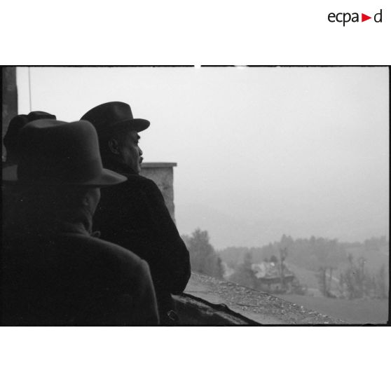 Le prince Kindavong du Laos lors d'une visite au Berghof, résidence secondaire d'Hitler.