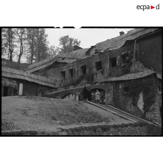 Lors d'une visite, le prince Kindavong du Laos, en compagnie d'officiers français et américains, se trouve sur le perron de l'entrée du Berghof, résidence secondaire d'Hitler.