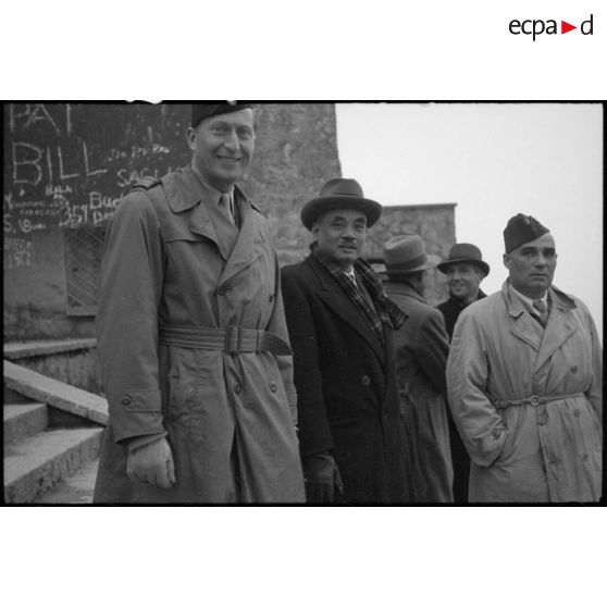 Le prince Kindavong du Laos, accompagné d'officiers français lors d'une visite au Berghof, résidence secondaire d'Hitler.