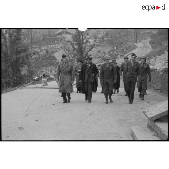 Le prince Kindavong du Laos, accompagné d'officiers français et américains, arrive pour une visite du Berghof, résidence secondaire d'Hitler.