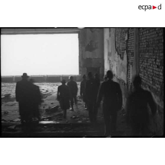 Le prince Kindavong du Laos, accompagné d'officiers français et américains lors d'une visite au Berghof, résidence secondaire d'Hitler.