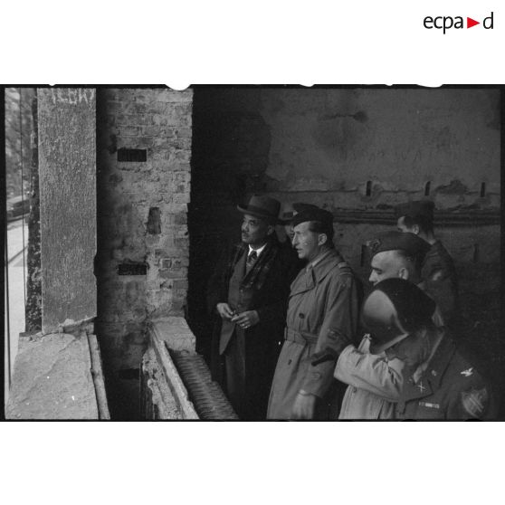 Le prince Kindavong du Laos, accompagné d'officiers français et américains lors d'une visite au Berghof, résidence secondaire d'Hitler.