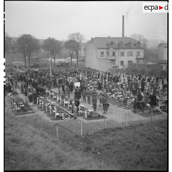 Vue d'ensemble d'une commémoration au cimetière d'Obernai.