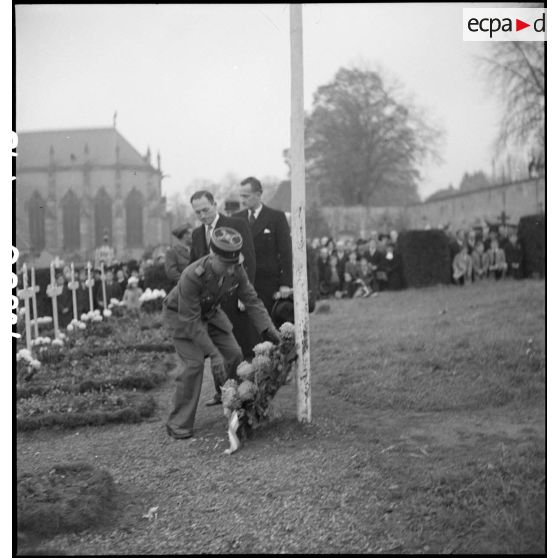 Dépôt de gerbe à Obenheim par le colonel Delongle.