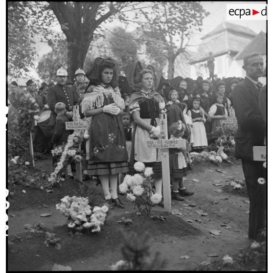 Jeunes Alsaciennes lors de la commémoration au cimetière de Châtenois.