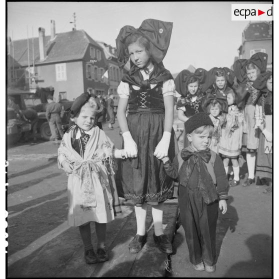 Jeunes Alsaciennes et Alsaciens en costume traditionnel à Châtenois.