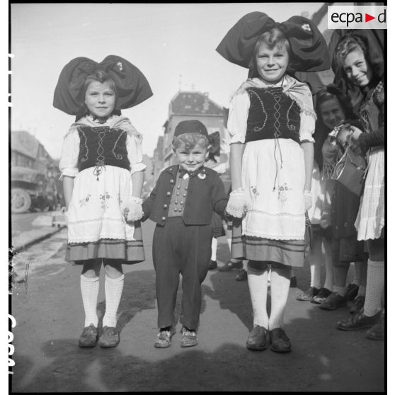 Jeunes Alsaciennes et Alsaciens en costume traditionnel à Châtenois.