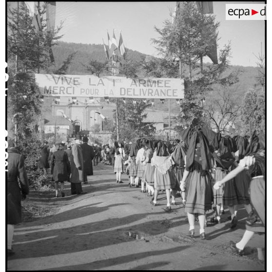 Défilé des petites Alsaciennes en costume traditionnel.