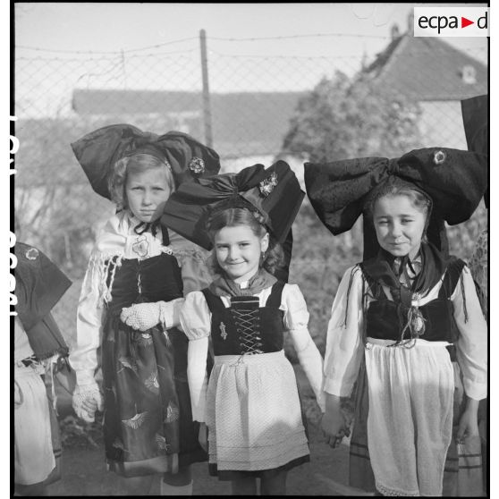 Petites Alsaciennes en costume à Châtenois.