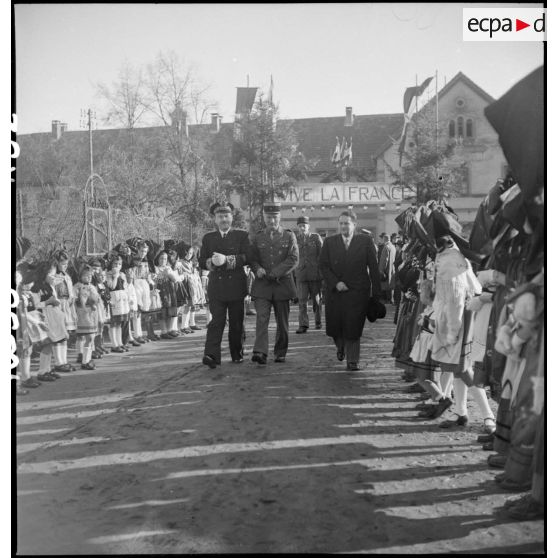 Le sous-préfet et le colonel Delongle à Châtenois.