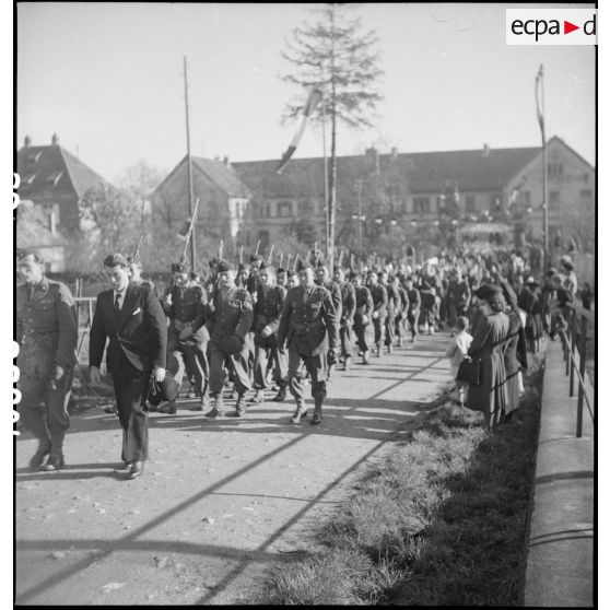 Défilé des troupes françaises à Châtenois.
