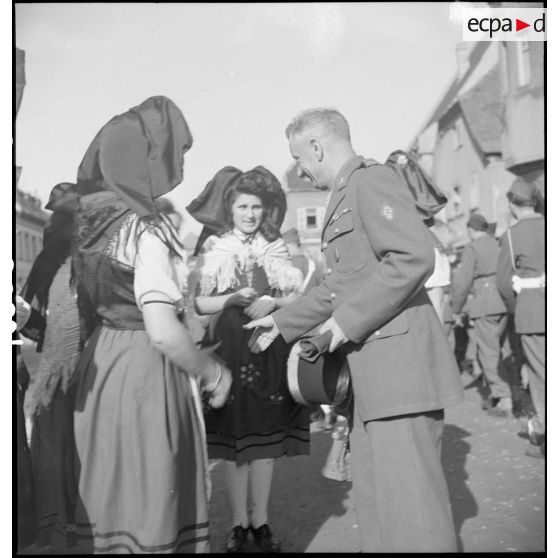 Le colonel Delongle remerciant les Alsaciennes en costume.