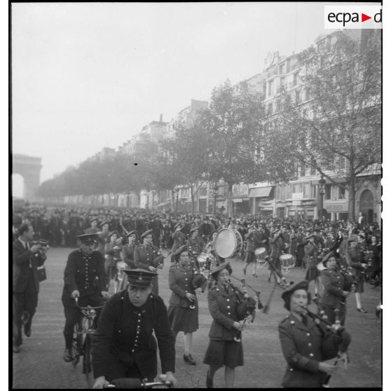 La musique militaire canadienne défile sur les Champs-Elysées.
