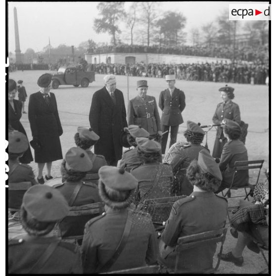 Le général Revers salue le personnel féminin de l'armée canadienne.