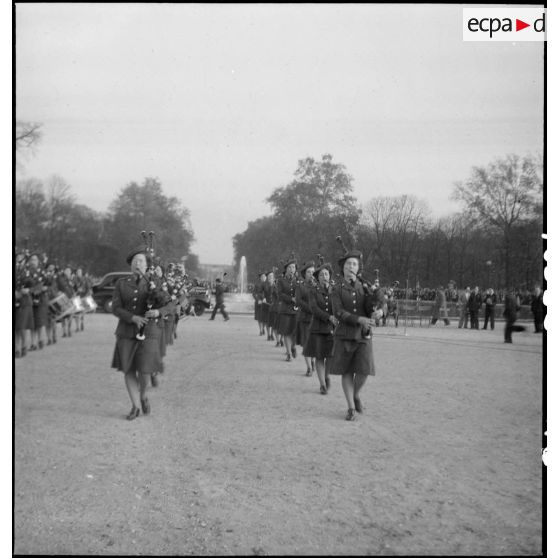La musique militaire canadienne défile au jardin des Tuileries.