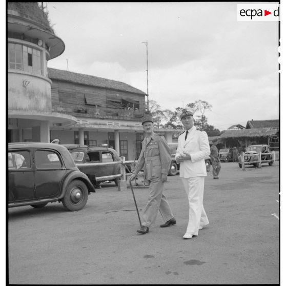 L'amiral Graziani et le général Leclerc dans la cour du palais du gouvernement.