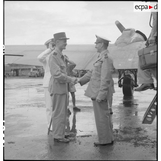 Accueil de l'amiral Thierry-d'Argenlieu par le général Leclerc.