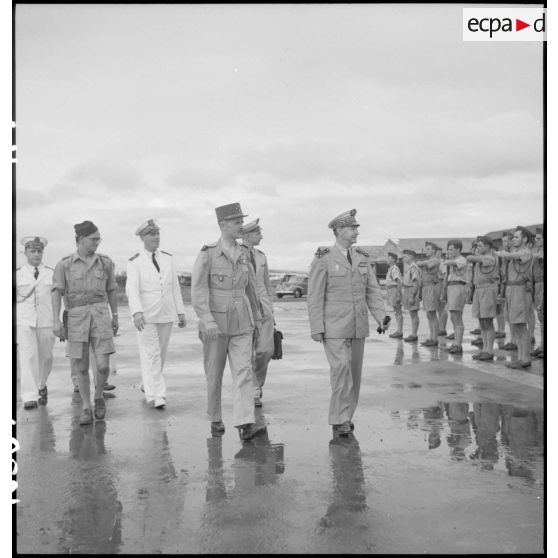 Le général Leclerc, l'amiral Thierry-d'Argenlieu et l'amiral Graziani passent devant la haie d'honneur.