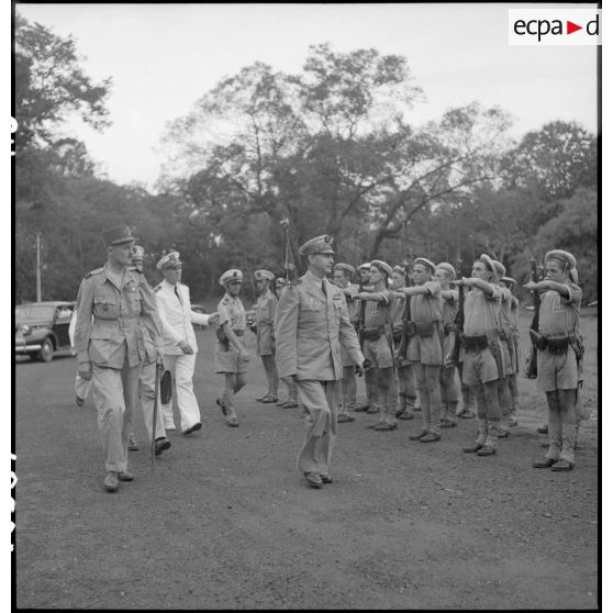 L'amiral Thierry-d'Argenlieu, le général Leclerc et l'amiral Graziani passent devant la haie d'honneur.