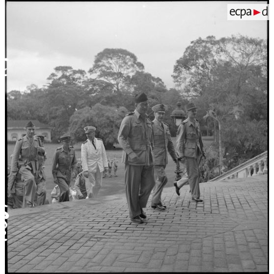 L'amiral Thierry d'Argenlieu entre dans le palais du gouverneur.