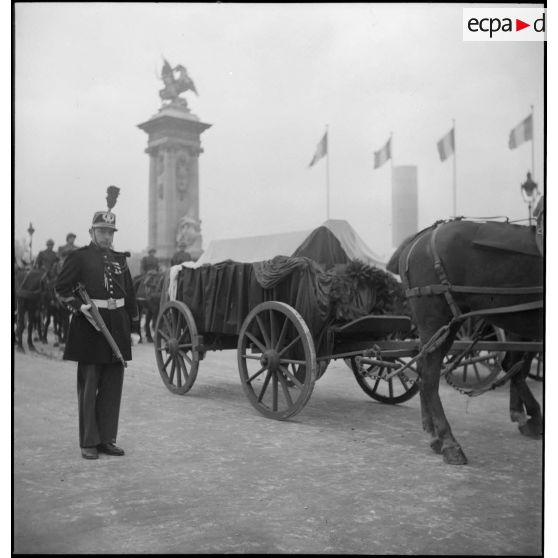 Vue d'un des 15 cercueils du cortège du 11 novembre 1945.