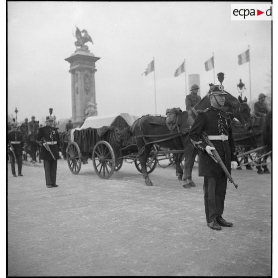 Vue d'un des 15 cercueils du cortège du 11 novembre 1945.