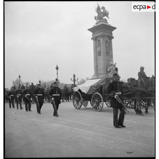 Vue d'un des 15 cercueils du cortège du 11 novembre 1945.