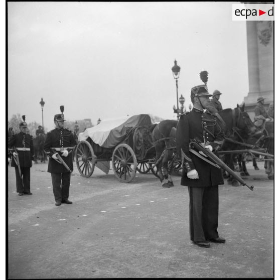 Vue d'un des 15 cercueils du cortège du 11 novembre 1945.