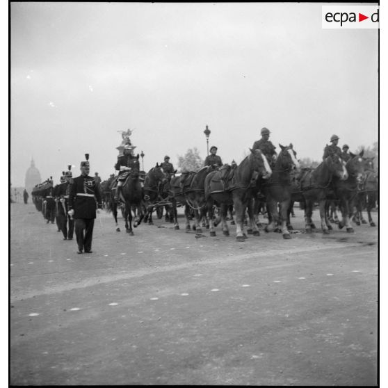 Escorte des cercueils à la cérémonie du 11 novembre.