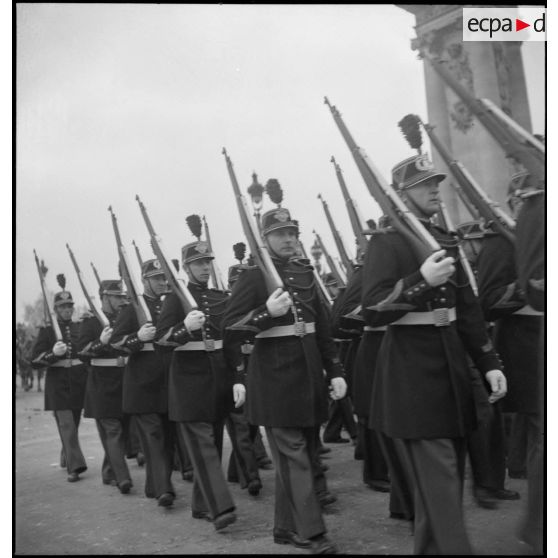 1er régiment d'infanterie de la garde républicaine, escortant les cercueils.